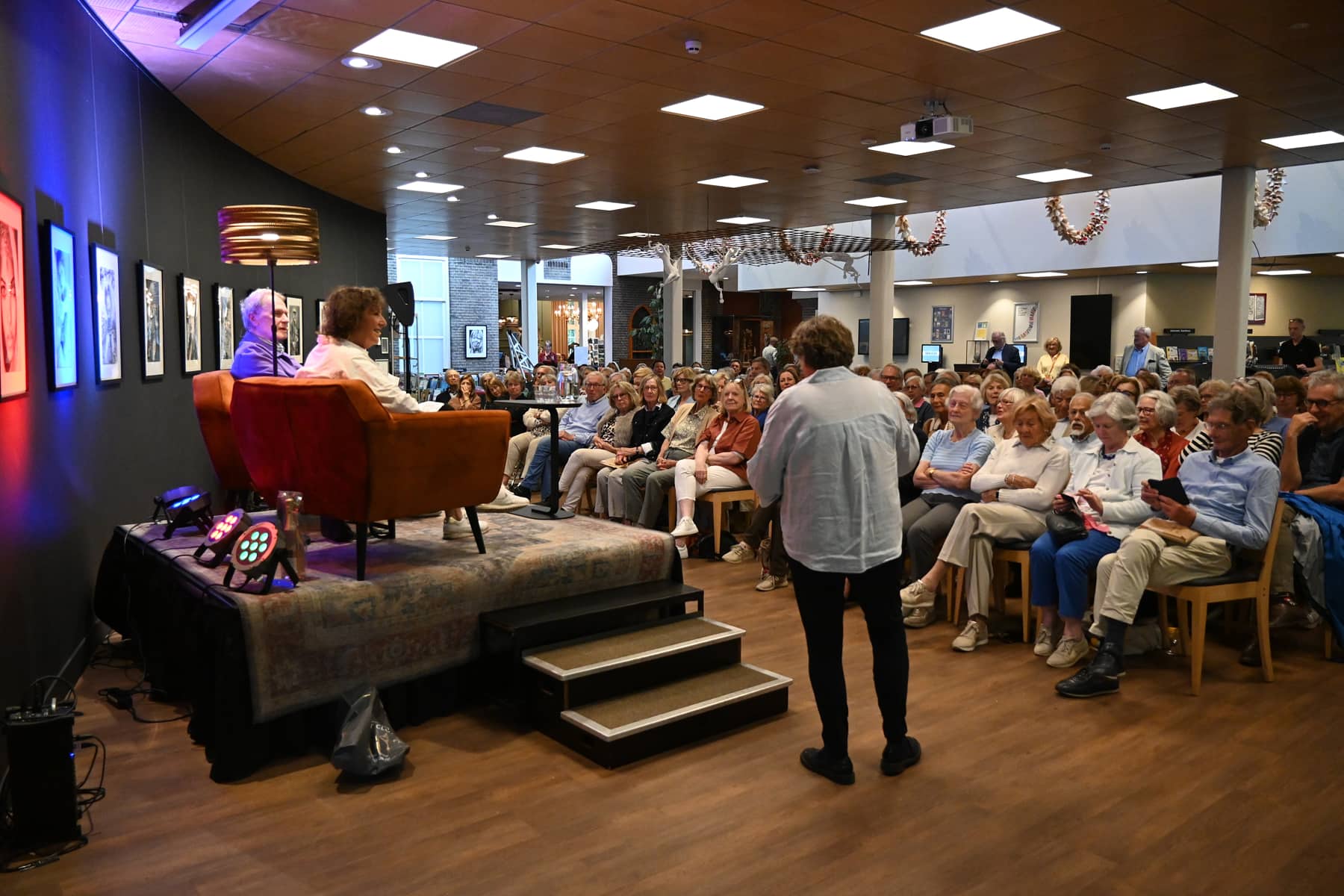 Annelies Gehring van de Larense Boekhandel introduceert Adriaan van Dis Annelies Gehring van de Larense Boekhandel introduceert Adriaan van Dis