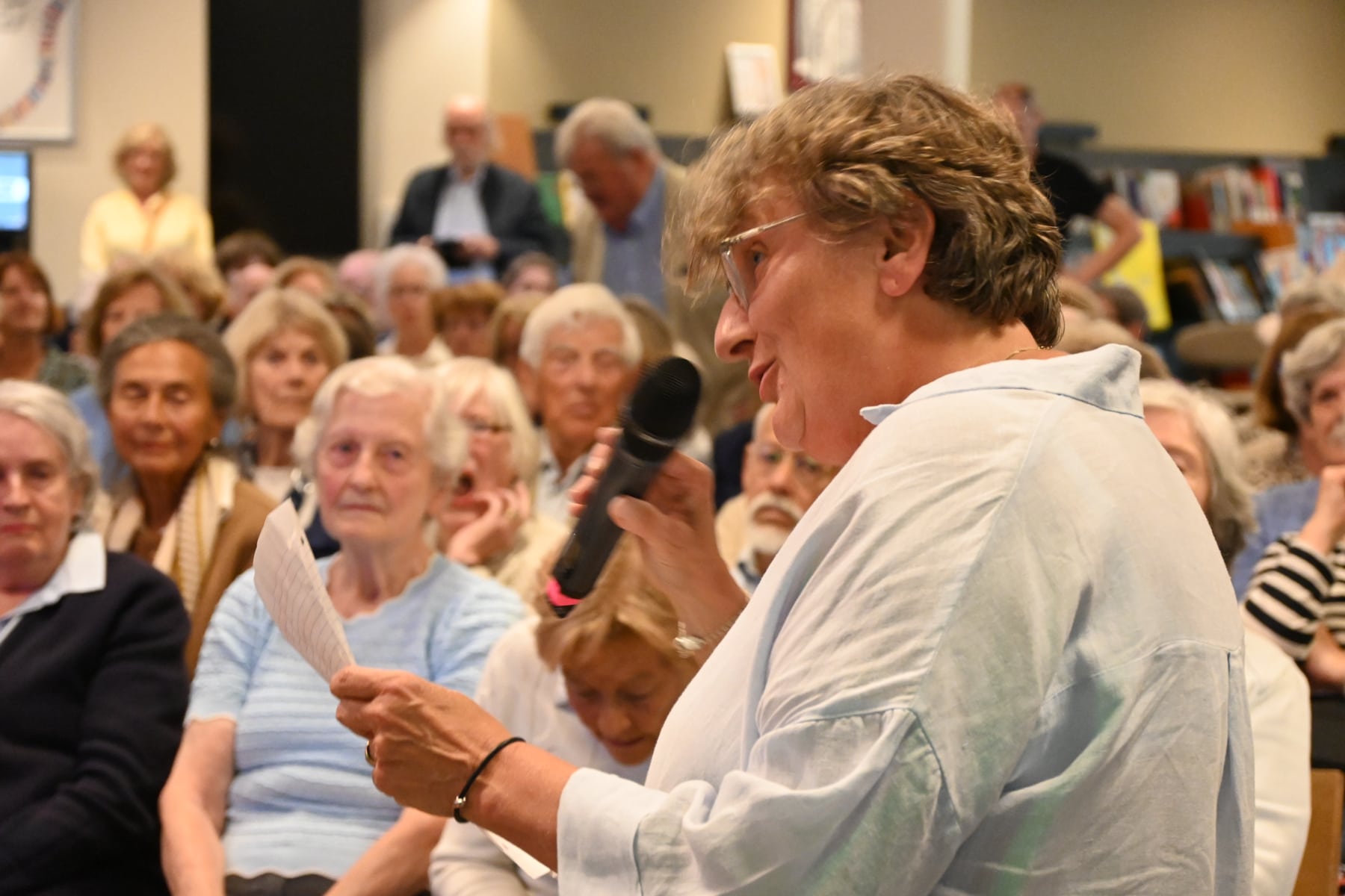 Annelies Gehring van de Larense Boekhandel introduceert Adriaan van Dis Annelies Gehring van de Larense Boekhandel introduceert Adriaan van Dis