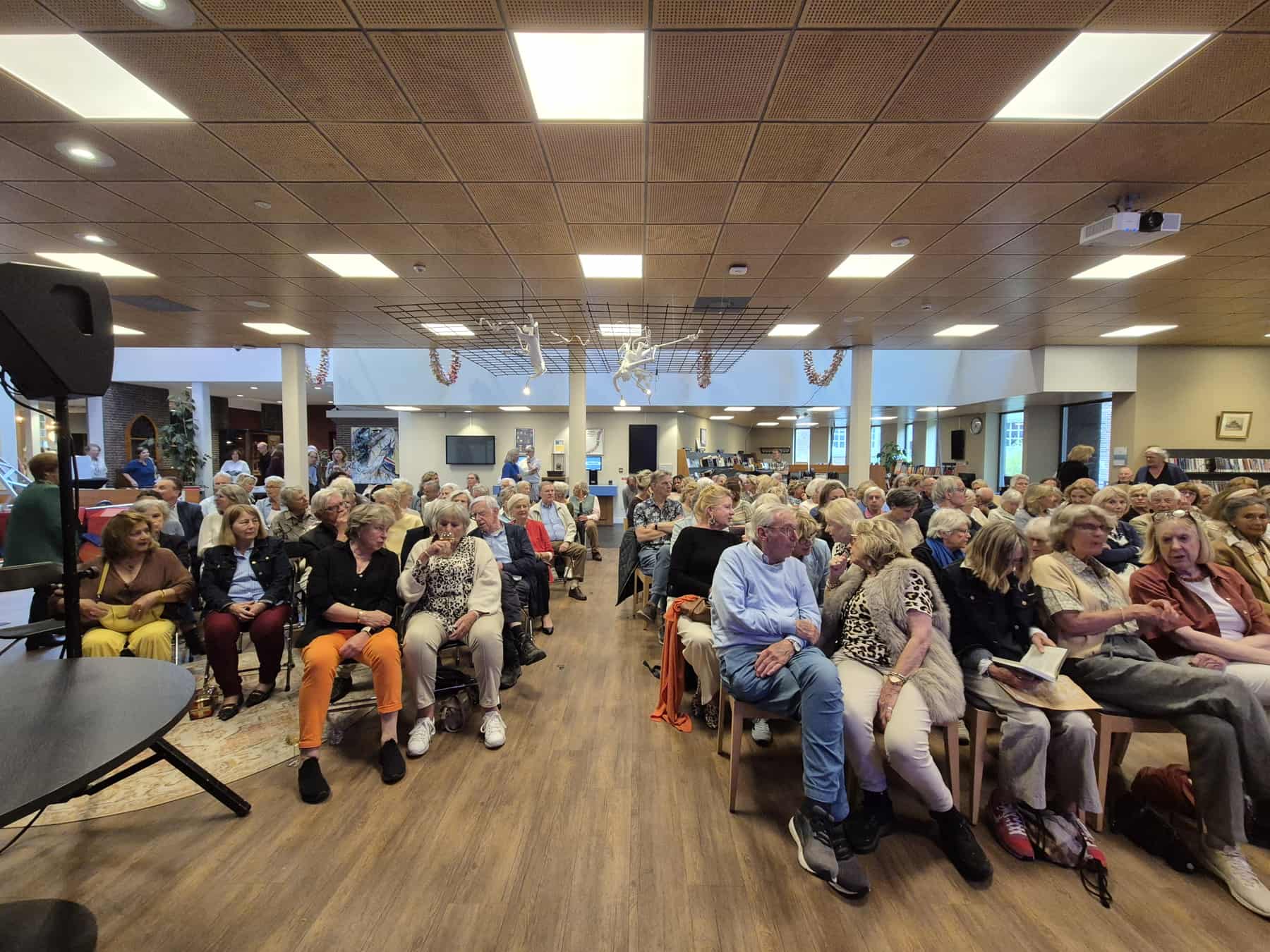 Adriaan Van Dis In Het Brinkhuis Laren op uitnodiging van De Larense Boekhandel en de Bibliotheek Gooi+